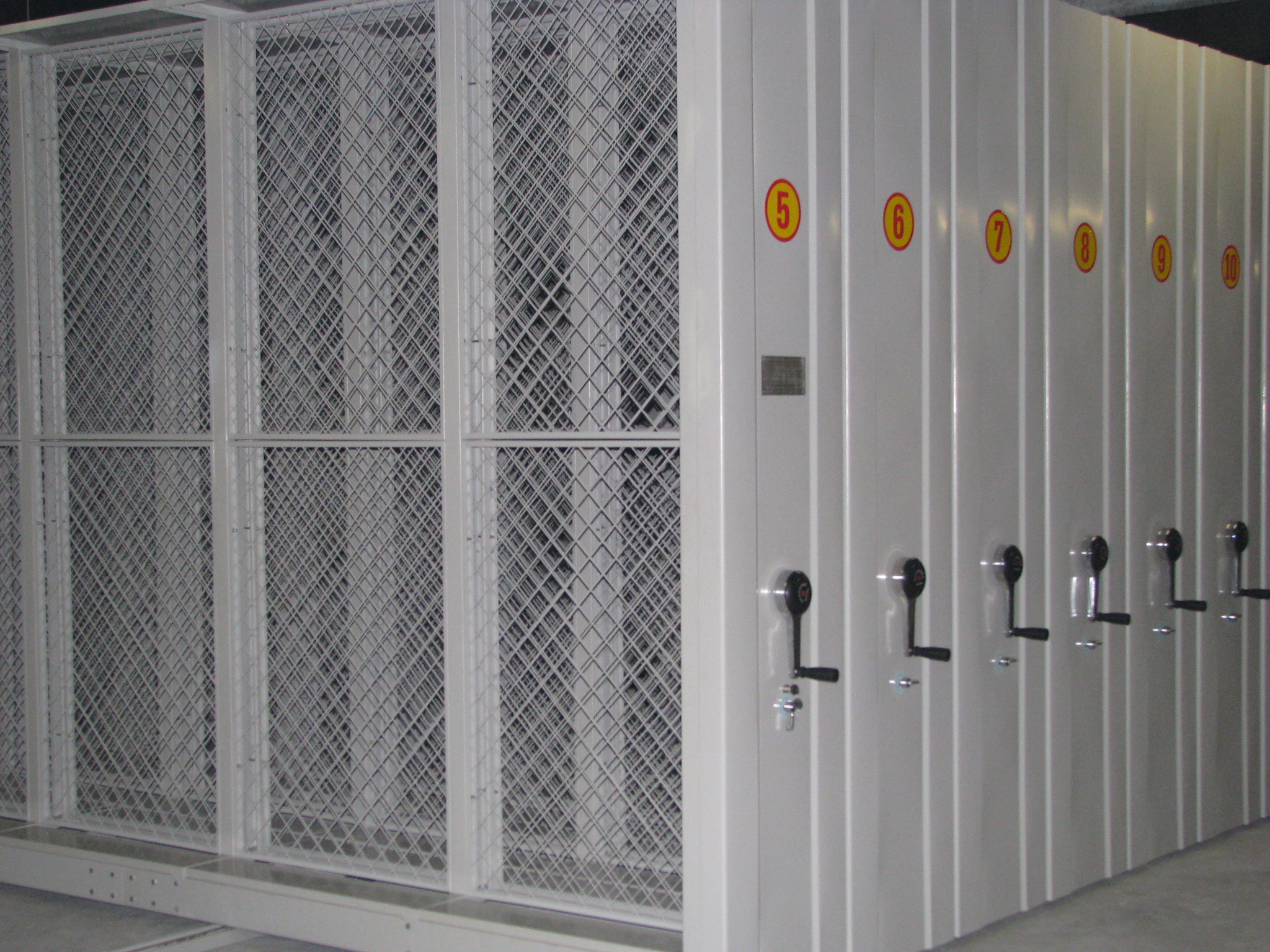 密集掛網(wǎng)油畫柜